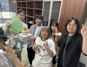 25.09.09 연구실 학생들과의 생일 축하 기념 사진&nbsp;
